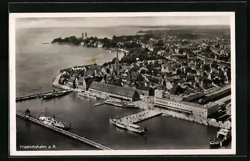 AK Friedrichshafen a. B., Fliegeraufnahme der Stadt mit den Hafenanlagen