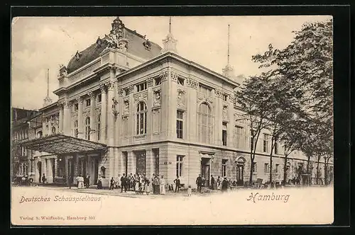 AK Hamburg-St.Georg, Passanten am Deutschen Schauspielhaus