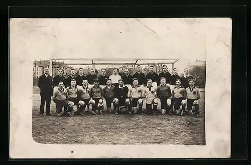 AK Gruppenbild zweier Fussballmannschaften