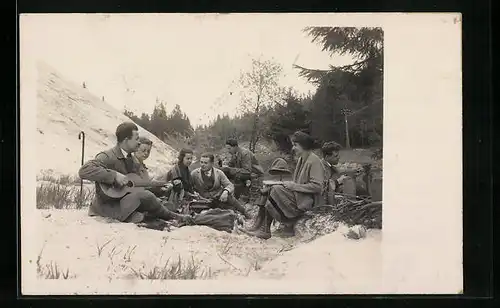 AK Camping, Gruppe Menschen in geselliger Runde, Gitarrenspiel