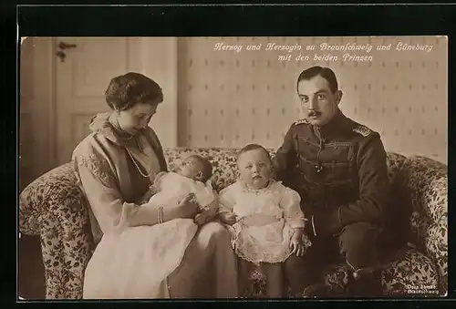 AK Ernst August Herzog von Braunschweig gemeinsam mit seiner Herzogin Viktoria Luise und den beiden Prinzen