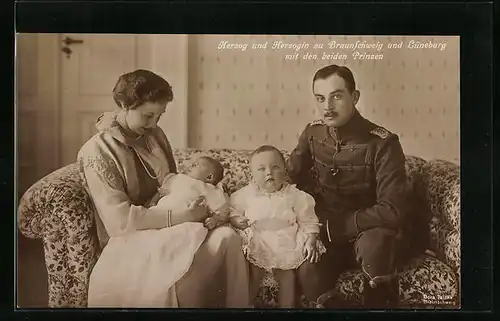 AK Ernst August Herzog von Braunschweig gemeinsam mit seiner Herzogin Viktoria Luise in der Stube mit den beiden Prinzen