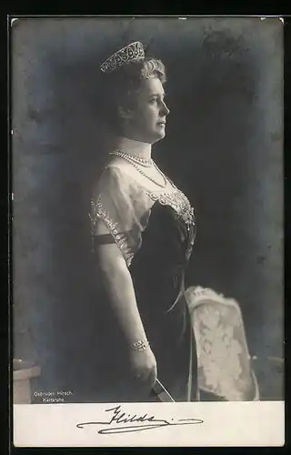 AK Grossherzogin Hilda von Baden, stehend mit Krone und Perlenketten