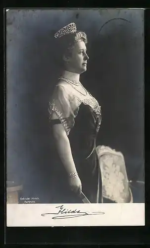 AK Grossherzogin Hilda von Baden, seitlich portraitiert mit Perlenkette und Krone