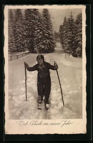 AK Junge unterwegs auf Skiern im Schnee, Neujahresgruss