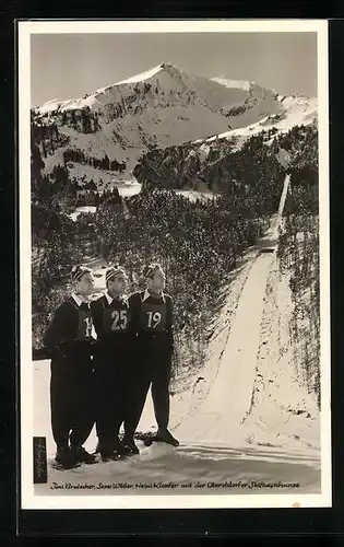 AK Oberstdorf, Toni Brutscher, Sepp Weller, Heini Klopfer blick auf die Skisprungschanze