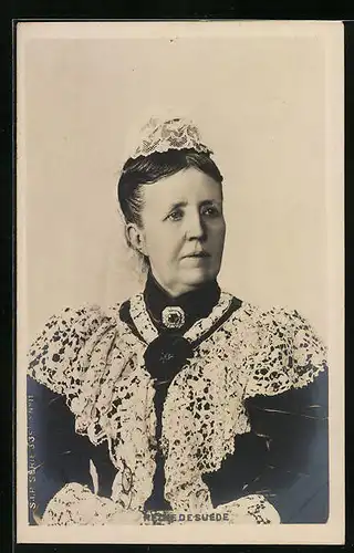 AK Reine de Suede, die Monarchin mit Brosche am Hals