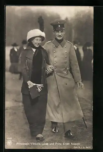 AK Ernst August Herzog von Braunschweig und Lüneburg, mit Prinzessin Viktoria gemeinsam Hand in Hand