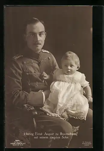 AK Ernst August Herzog von Braunschweig und Lüneburg, sein jüngster Sohn auf dem Schoss