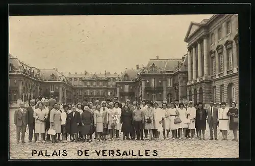 AK Versailles, Palais de Versailles, Gruppenbild vor dem Schloss