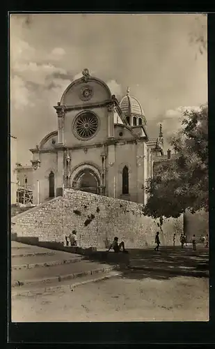 AK Sisenik, vor der Kirche