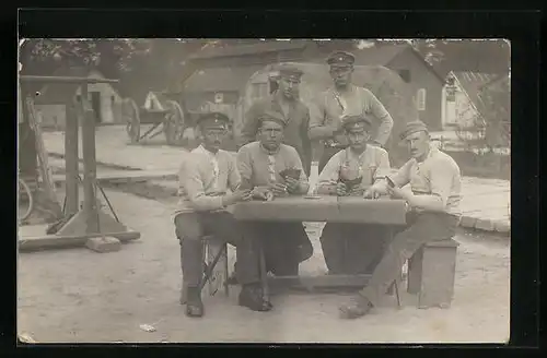 AK Männer beim Kartenspiel auf dem Hof
