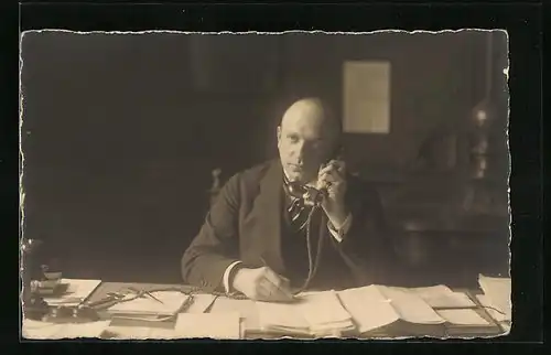 AK Mann in der Stube am Telefon