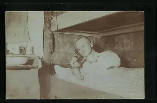 AK Mann in der Koje mit dem Telefon