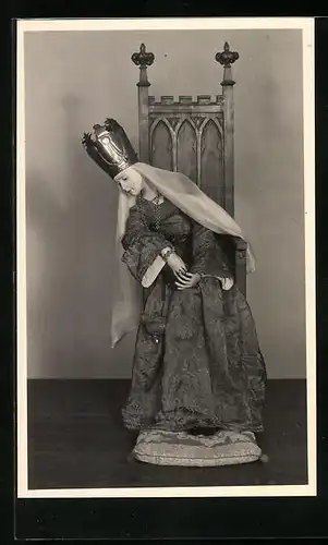 AK Sonneberg /Thür., Spielzeug-Museum, Kriemhild als Etzels Gemahlin, Gestalt aus der Nibelungensage, Puppe