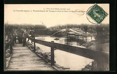 AK Romilly-sur-Seine, Crue de la Seine 1910, la Passerelle servant au Transbordement des Voyageurs entre les Gares
