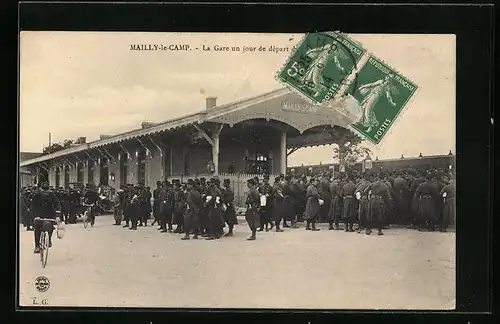 AK Mailly-le-Camp, la Gare un jour de départ