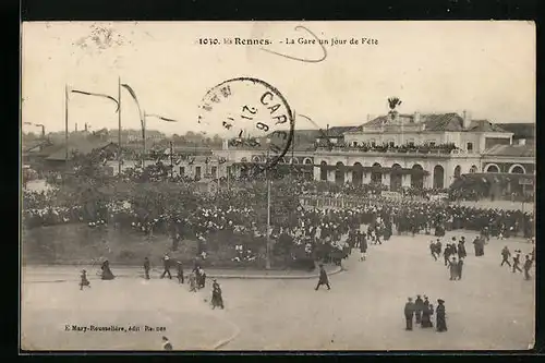 AK Rennes, La Gare un jour de Féte