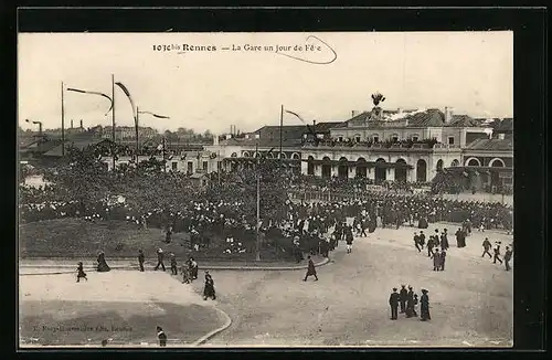 AK Rennes, La Gare un jour de Fete
