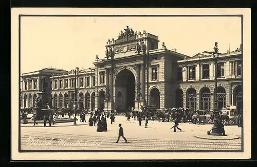 AK Zürich, Passagiere vor dem Hauptbahnhof