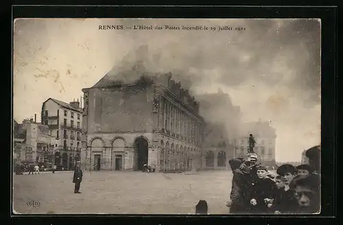 AK Rennes, l'Hotel des Postes incendié le 29 juillet 1911