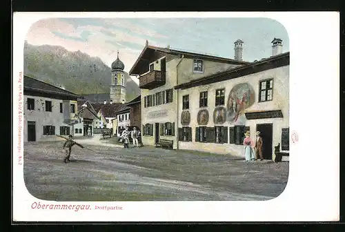 AK Oberammergau, Dorfpartie mit Passanten