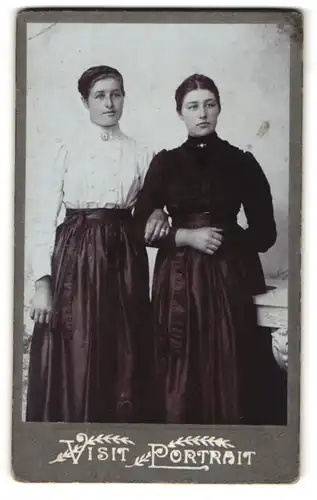Fotografie Visit Portrait, Ort unbekannt, Portrait zwei schöne junge Frauen in Blusen und Röcken