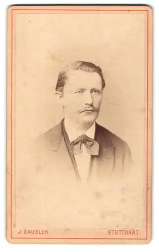 Fotografie J. Gaubler, Stuttgart, Calwerstr. 58, Portrait charmanter Mann mit Schnurrbart im Jackett