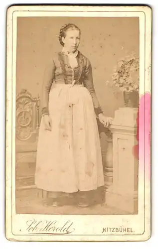 Fotografie Seb. Herold, Kitzbühle, Portrait bildschöne Dame mit Flechtzopf