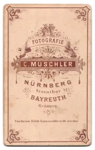 Fotografie Conr. Muschler, Nürnberg, Sternthor, Portrait blonde Frau mit Schleife im lockigen Haar