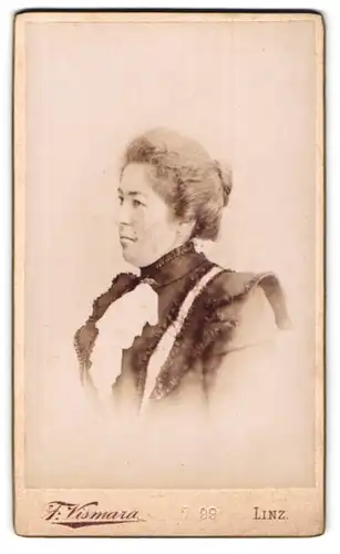 Fotografie A. Vismara, Linz, Altstadt 17, Portrait schöne Frau mit Dutt in gerüschter Bluse