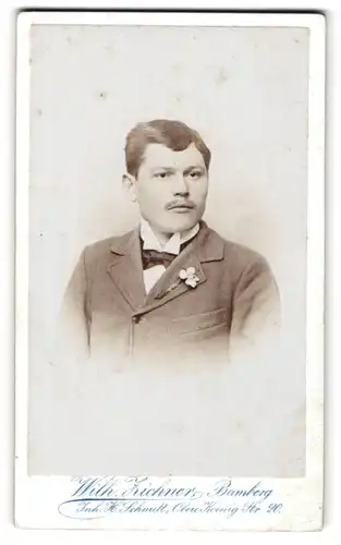 Fotografie Wilh. Zichner, Bamberg, Obere Koenig-Str. 20, Portrait charmanter junger Mann mit Schnurrbart