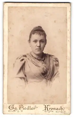 Fotografie Georg Fiedler, Kronach, Marktplatz 101, Portrait bildschönes Fräulein im gerafften Kleid