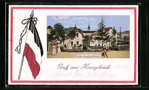 AK Königsbrück, An der Dresdener Strasse mit Passanten, Fahne
