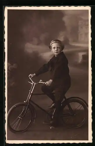 Foto-AK Junger Knirps auf seinem rezenten Fahrrad