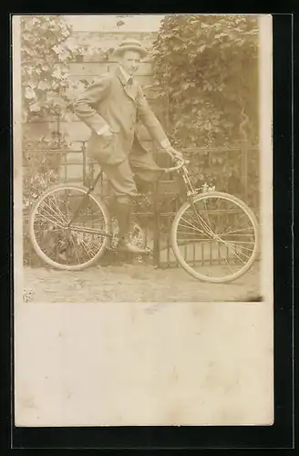 Foto-AK Heranwachsender aus gutem Hause auf einem zeitgenössischen Fahrrad