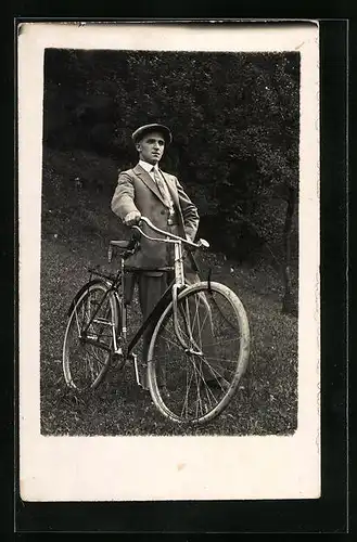 Foto-AK Gutbürgerlicher Herr im feinen Anzug mit seinem zeitgenössischen Fahrrad
