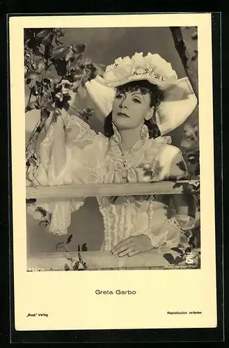 AK Schauspielerin Greta Garbo im Rüschenkleid mit weissem Hut