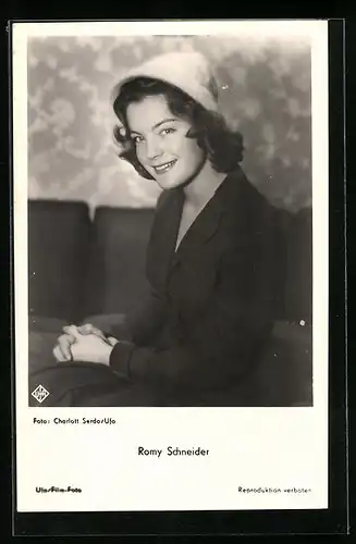 AK Schauspielerin Romy Schneider mit süssem Lächeln