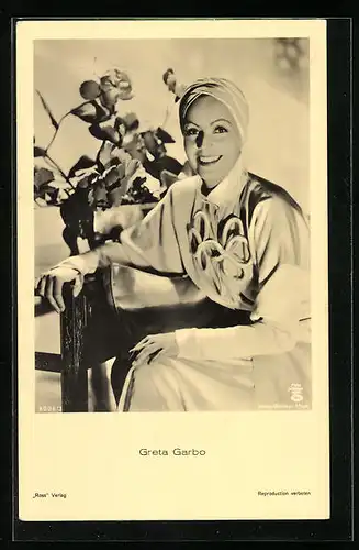 AK Schauspielerin Greta Garbo mit strahlendem Lächeln
