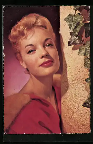 AK Schauspielerin Romy Schneiderposiert in rotem Kleid