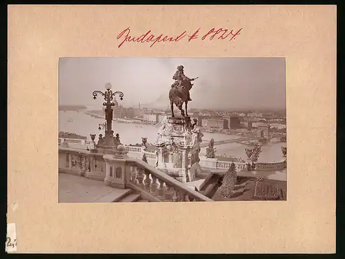 Fotografie Brück & Sohn Meissen, Ansicht Budapest, Blick auf Burggarten auf die Stadt mit Reiterdenkmal