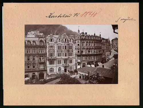 Fotografie Brück & Sohn Meissen, Ansicht Karlsbad, Schlossberg mit Schlossbrunnen mit Porzellangeschäft A. Mannhein