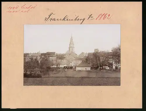 Fotografie Brück & Sohn Meissen, Ansicht Frankenberg i. Sa., Blick auf die Stadt mit Güterwaggon