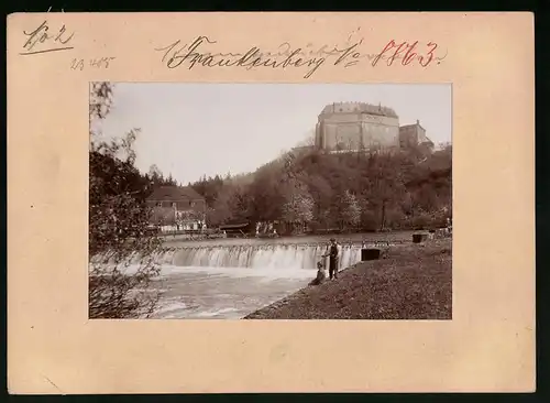 Fotografie Brück & Sohn Meissen, Ansicht Frankenberg i. Sa., Blick vom Wehr auf das Schloss Sachenburg, Knaben angeln