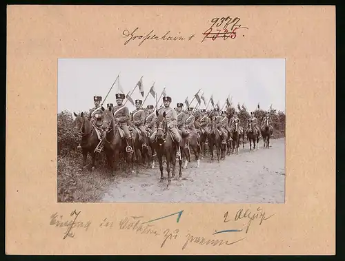 Fotografie Brück & Sohn Meissen, Ansicht Grossenhain, Einzug in Kolonne zu Zweien - Husaren-Regiment Nr. 18