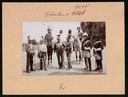 Fotografie Brück & Sohn Meissen, Ansicht Grossenhain, Uniformen des Königlich Sächsischen Husaren-Regiments