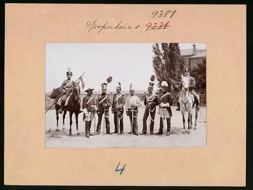 Fotografie Brück & Sohn Meissen, Ansicht Grossenhain, Uniformen des Königlich Sächsischen Husaren-Regiments No. 18