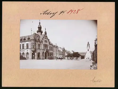 Fotografie Brück & Sohn Meissen, Ansicht Adorf, Marktplatz mit Teppichladen August Geildorf, Ratskeller & Buchbinderei