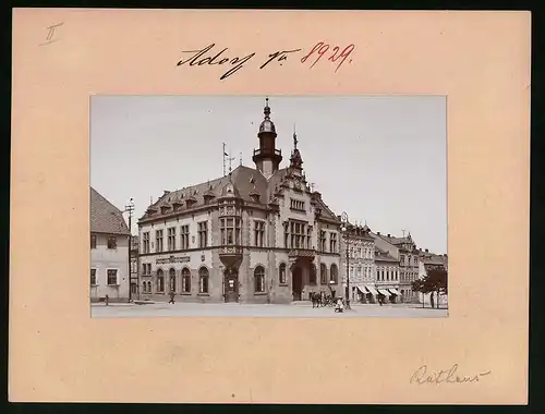 Fotografie Brück & Sohn Meissen, Ansicht Adorf, Marktplatz mit Rathaus, Ratskeller & teppichladen August Geilsdorf
